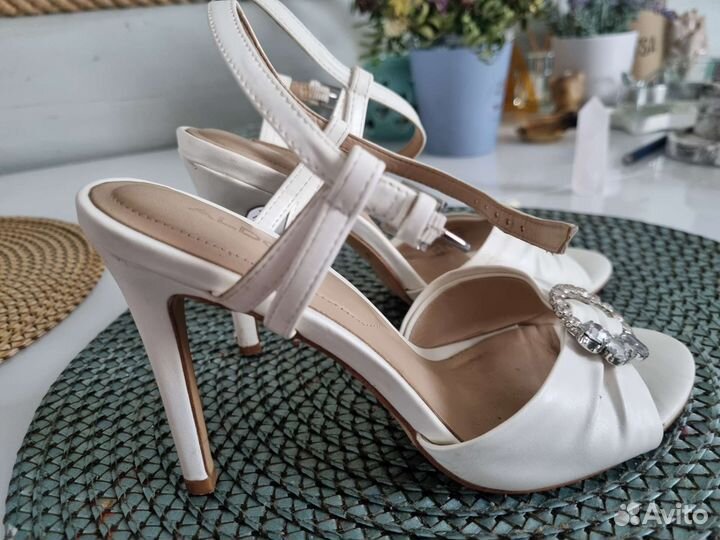 Босоножки белые Aldo 36
