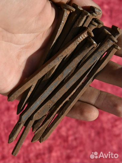 Старинные кованые гвозди прямоугольные