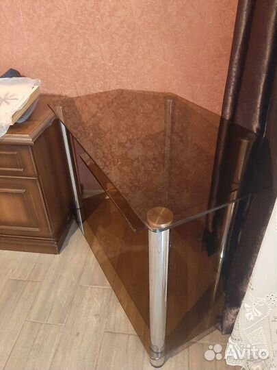 Тумбочка под телевизор стеклянная