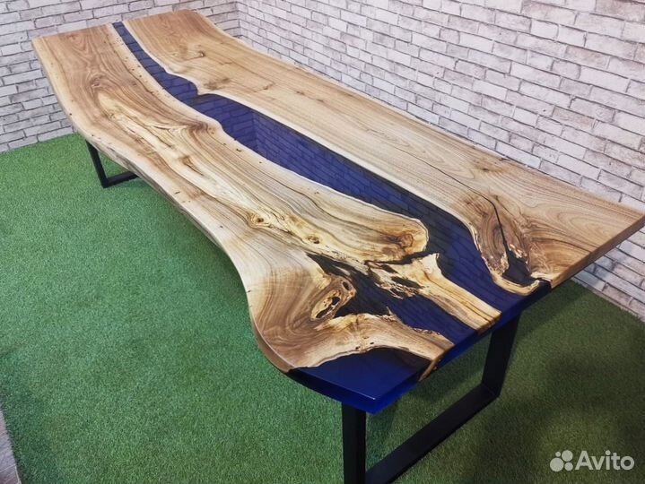 Компьютерный стол из дерева