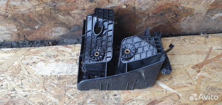 Кронштейн Volkswagen Tiguan 2007-2011