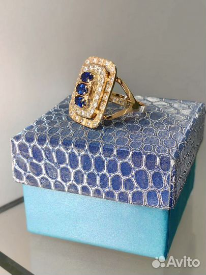 Золотое кольцо с сапфиром 18.5