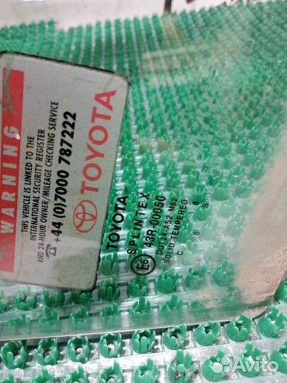 Стекло двери переднее правое Toyota Avensis ST220