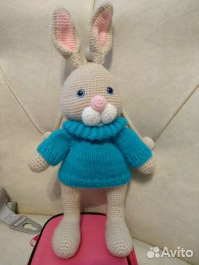Зайцы разные 2 шт. мягкая игрушка вязаная