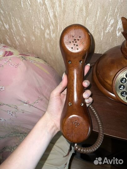 Старинный телефон ретро
