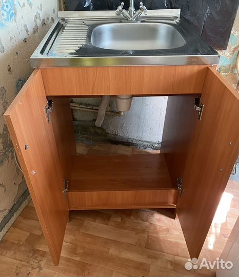Кухонная мойка с тумбой и смесителем