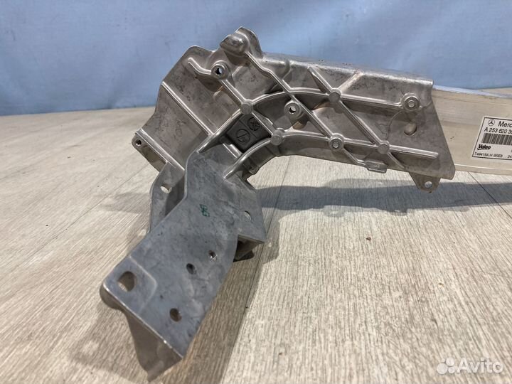 Кронштейн панели Mercedes Glc 2015- передний левый