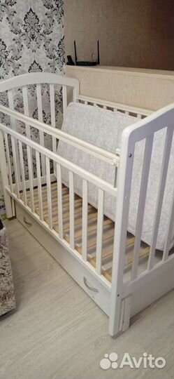 Детская кроватка с маятником