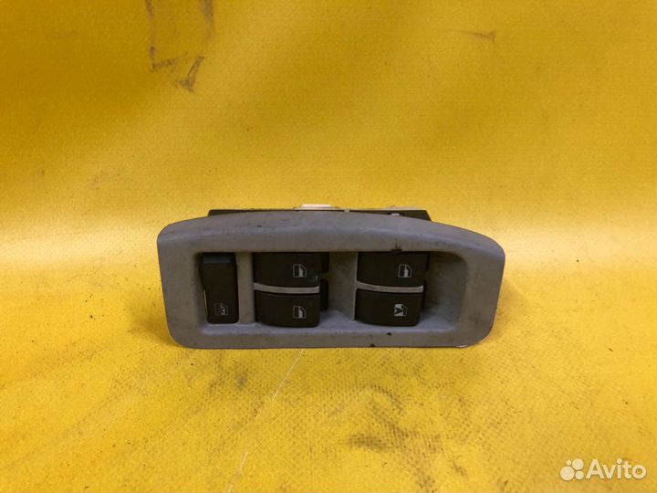 Блок упр-я стеклоподъемниками Toyota Passo KGC30 (Переднее Правое)