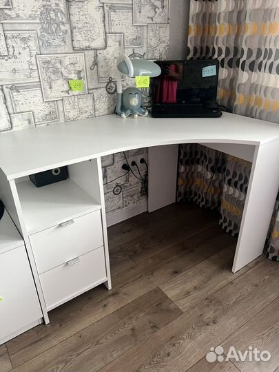 Компьютерный стол белый