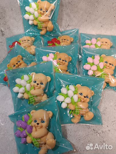 Мишка с тюльпанами на 8 марта