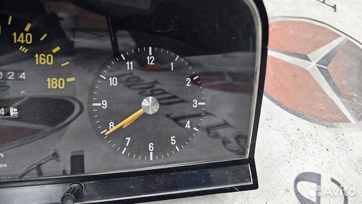 Приборная панель на Mercedes-Benz W123