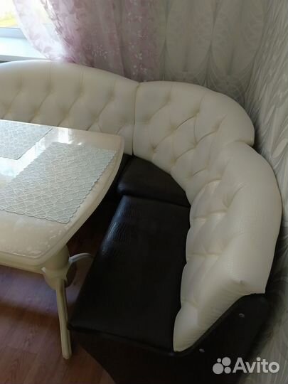 Кухонный уголок со столом