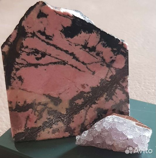 Фигурка ящерицы на камне. Сувенир