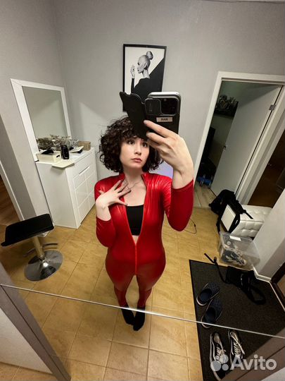 Нереально крутой латексный комбинезон