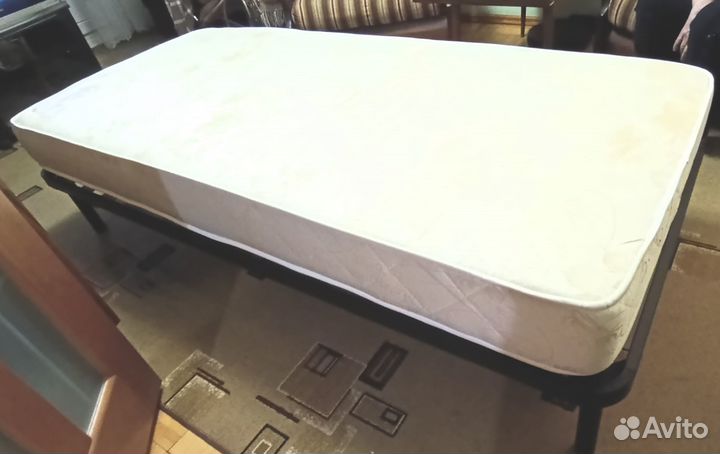 Кровать односпальная с матрасом