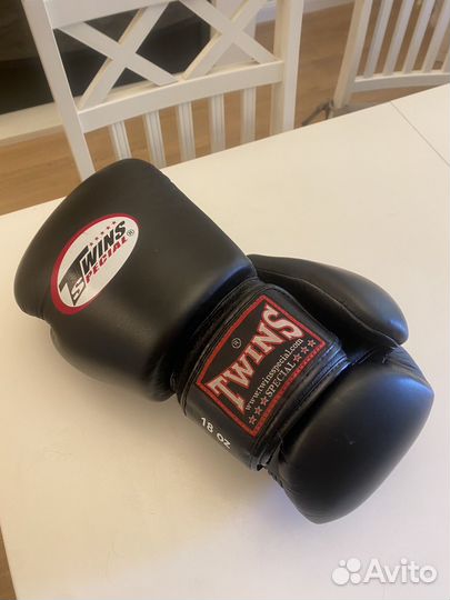 Боксерские перчатки twins 18oz оригинал