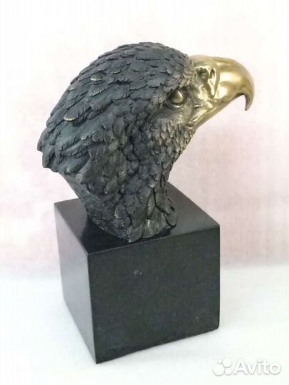 Статуэтка голова сокола. Бронзы литьё