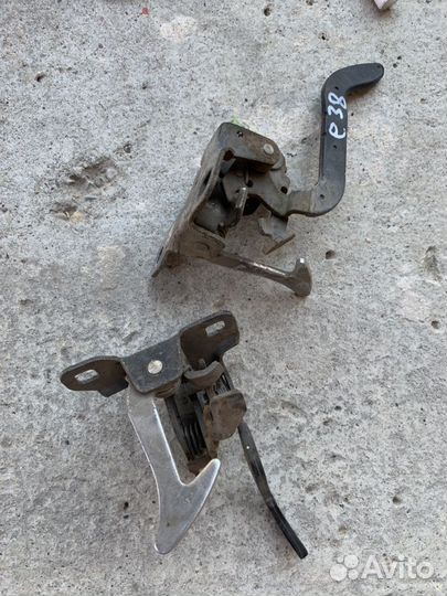 Захватный крюк капота бмв е38