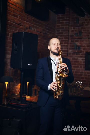 Саксофонист на праздник