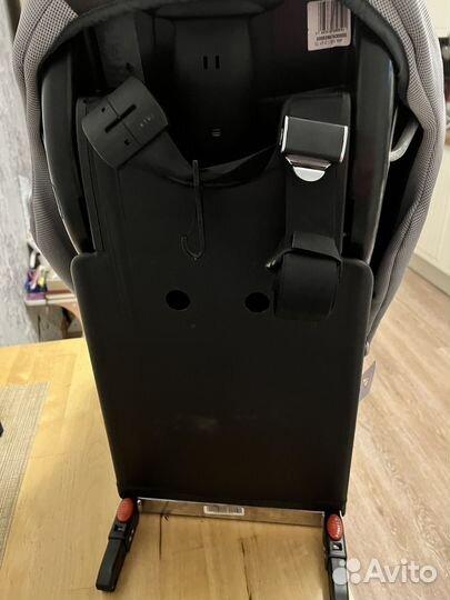 Автомобильное кресло chicco iso fix