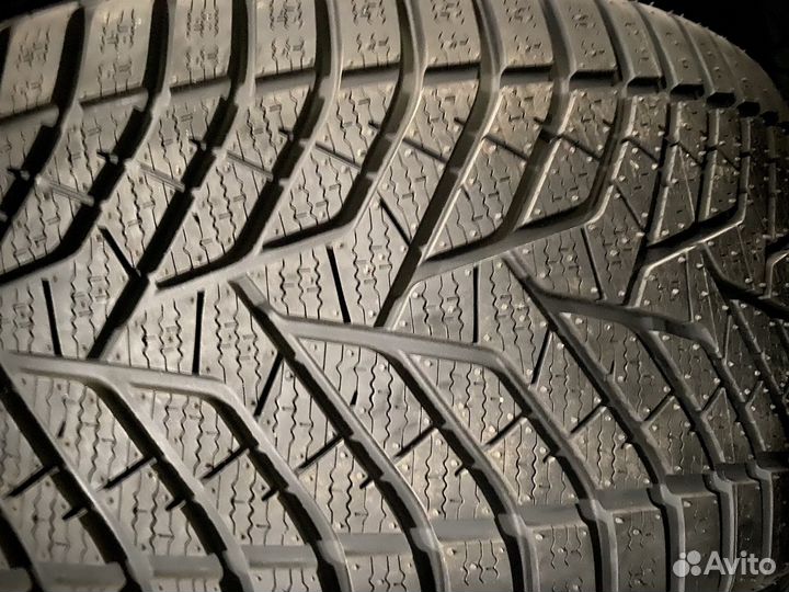 Yokohama BluEarth Winter V905 275/40 R21 107W