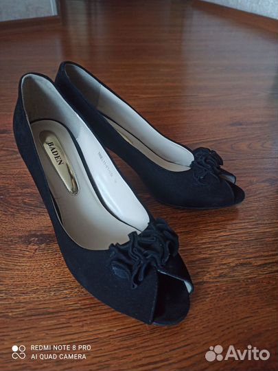 Продаются женские замшевые туфли