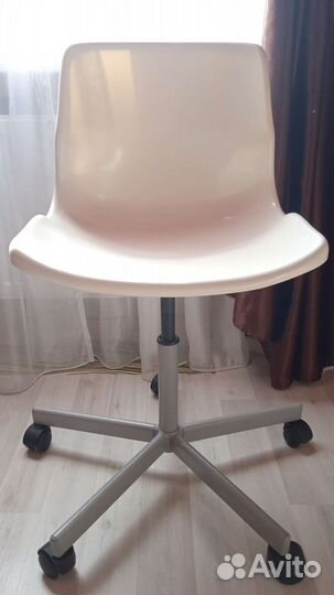 Маникюрный стул на колесах