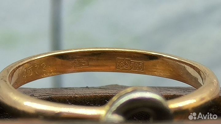Золотое кольцо с бриллиантом 585 пробы массой 3 гр