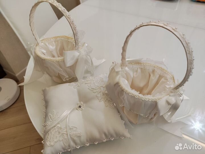 Свадебные корзины и подушка