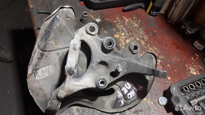 Кулак передний левый