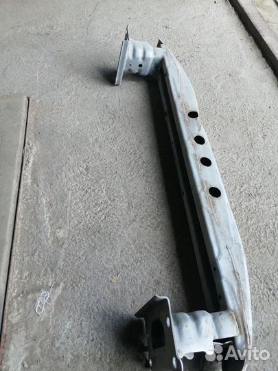 Усилитель заднего бампера avensis