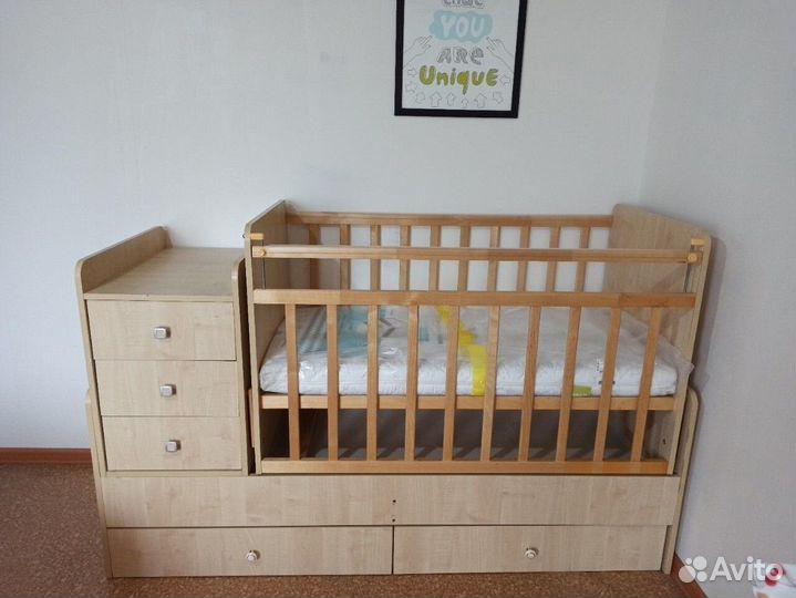 Детская кроватка с маятником