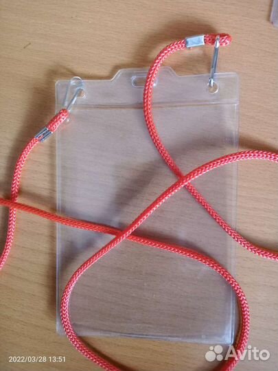 Бейдж вертикальный со шнурком и карабином