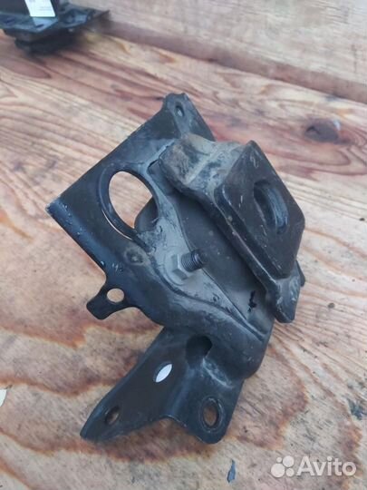 Подушка крепления двигателя левая Toyota Prius 2