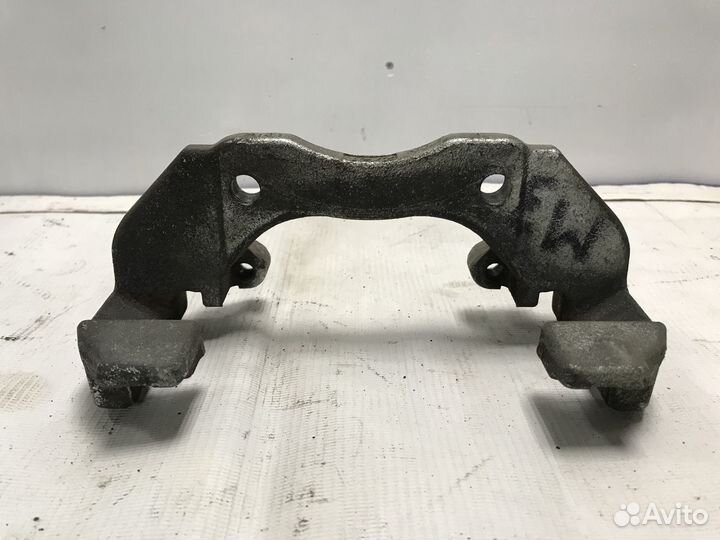 Скоба суппорта переднего правого Mazda 3BL