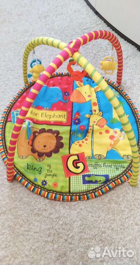 Развивающий коврик с игрушками