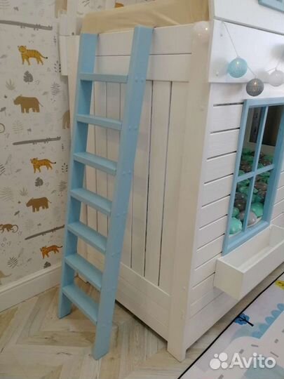 Двухэтажная детская кровать домик