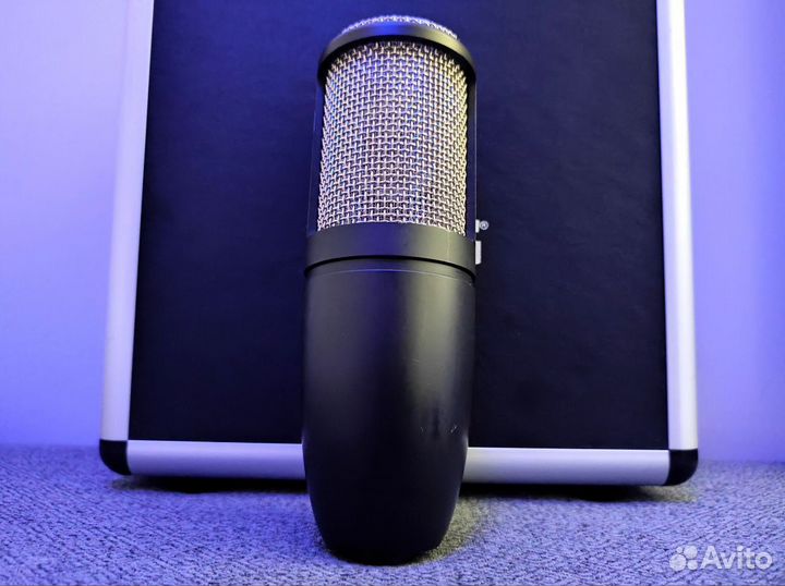 AKG P220