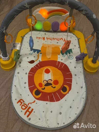 Детский коврик с игрушками