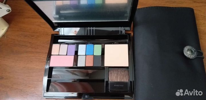 Тени Мэри Кэй, компактные пудры, футляры, кисти