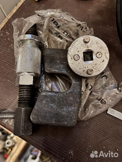 Приспособление для ввинчивания поршня цилиндра