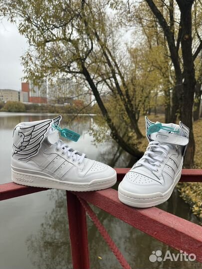 Jeremy Scott x Adidas Wings 4.0 White на руках