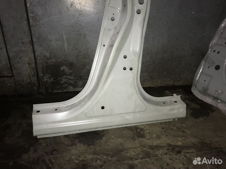 Suzuki Grand Vitara стойка кузовная средняя с поро