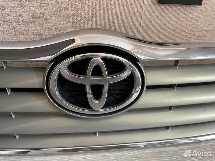 Решетка радиатора для toyota avensis 03-06г.в