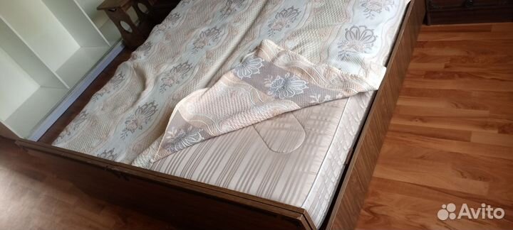 Кровать двухспальная с матрасом и тумбочками