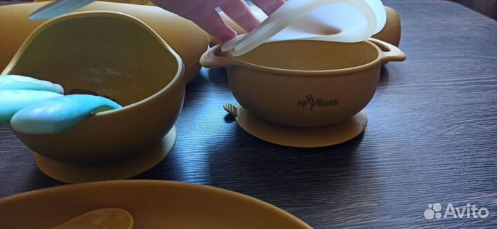 Детская посуда miyoumi и нагрудники