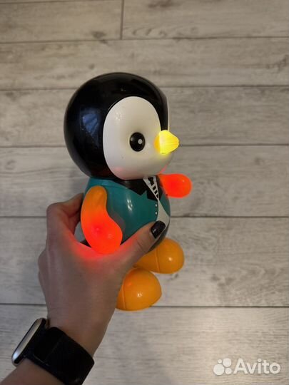 Танцующий поющий пингвин