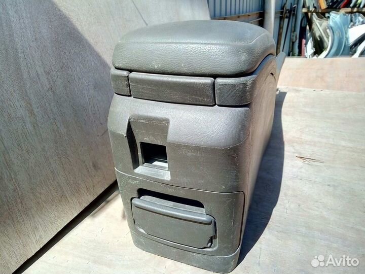 Nissan Maxima 33 - Консоль / подлокотник Б/У