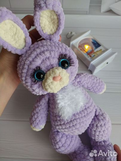 Плюшевый вязаный зайчик